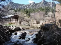 One Bedroom Condo, Walking Distance to Estes Park, River View from Deck. 1 Condo
