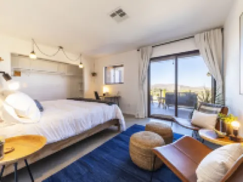 黃昏露台 - 時尚休閑的2卧室房屋，由RedAwning提供 約書亞樹村酒店