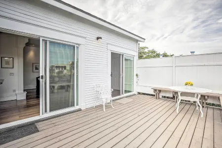 San Diego Home w/ Deck & Yard - 2 Blocks to Bay! Отели рядом с достопримечательностью «Пойнт Лома»