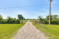 Secluded and Peaceful Tree Top Cabin with Loft Hotels in Lake Hamilton