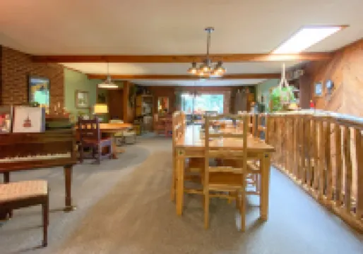 鄉村陽光早餐和床