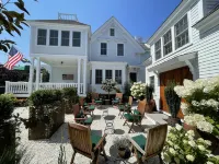 White Porch Inn فنادق في 