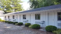 Captain's Quarters Motel - parking
