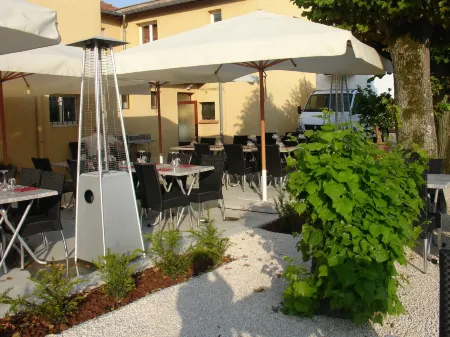 Logis l'Auberge du Gros Отели в г. Сервиньи-ле-Сент-Барб