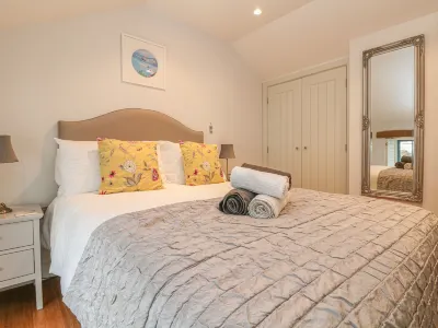 Lantern Cottage Hotels near Prideaux Place