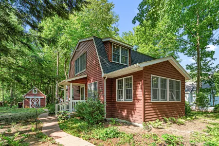 Hot Tub and Outdoor Grill with Scenic Deck - Charming Retreat