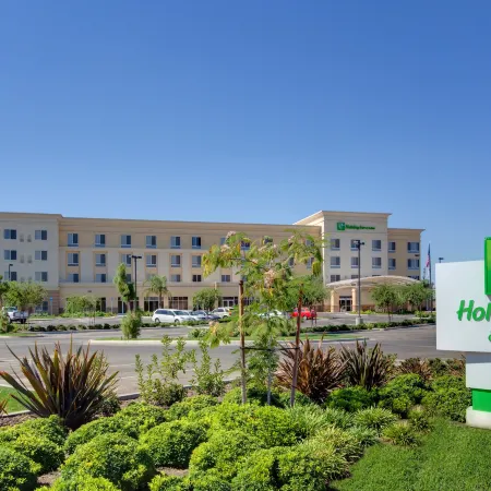 Holiday Inn & Suites BAKERSFIELD by IHG