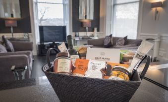 Marks at the Manor Luxury Riverside Apartments - Sleeps up to 4, with Parking and Sky TV