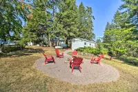 Cozy Lakeside Home w/ Lake & Mountain Views! - Homestays