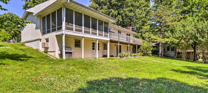 Lake House in Horseshoe Bend Near Ozark Forest! Hotel di Izard County