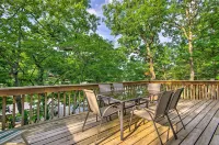 Boat Dock! Lakefront Group Getaway in Eldon - 3 stjerner