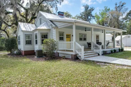 PREMIER Landmark Home Located in Old Town Bluffton Отели в г. Блаффтон