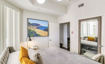 Luxe Long Beach Condo w/ Pool: 1 Mi to Shoreline!