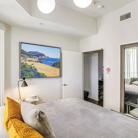 Luxe Long Beach Condo w/ Pool: 1 Mi to Shoreline!