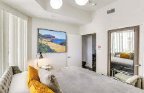 Luxe Long Beach Condo w/ Pool: 1 Mi to Shoreline!