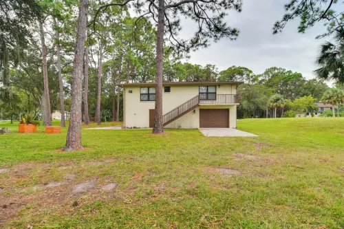 On-Site Pond: Sleek Largo Studio < 7 Mi to Beach!