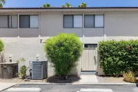 Palm Springs Abode w/ Pool Access, Near Golfing - appartements de vacances