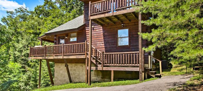 Cabin w/ Hot Tub & Deck ~ 12 Mi to Pigeon Forge! Hotels in Sevier County