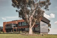 Marnong Estate Hotels near Hadfield Park
