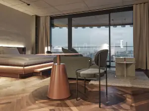 The Zipper Hotel & Apartments