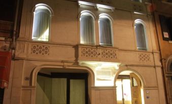 Borgoleoni 18 - Room and Breakfast