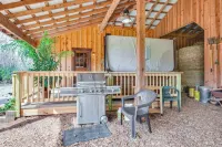 Converted Barn Couple's Oasis Near Tallulah Gorge - parking