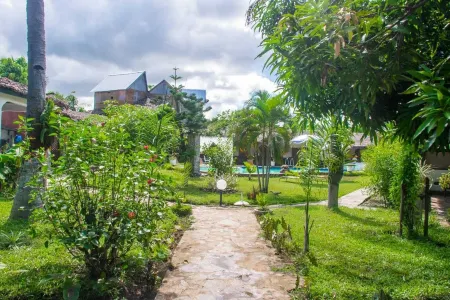 Madiro hôtel Отели рядом с достопримечательностью «Palm Beach»