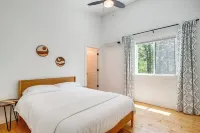 Modern Hiker's Haven w/ Dupont State Forest Views! - Parkplatz