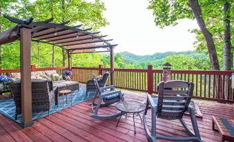 Cabin 16 Mi to Polar Express: Hot Tub + Mtn Views