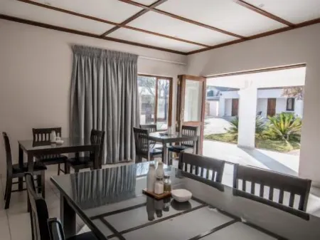 The Royal Guest House Отели в г. Клерксдорп