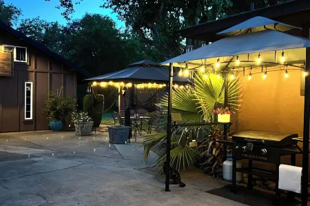 Modern Entertainment Getaway Off Sacramento River! Отели в г. Андерсон