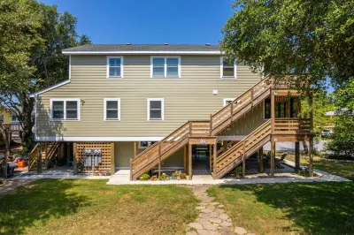 Private 1BR Apt w Kitchen, Porch, Patio on Culdesac & 3 Blocks from Beach Access