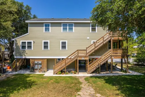 Private 1BR Apt w Kitchen, Porch, Patio on Culdesac & 3 Blocks from Beach Access
