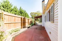 New-Winter of 1947 Cottage-Charming Home with a relaxing backyard. Sleeps 6 - Homestays