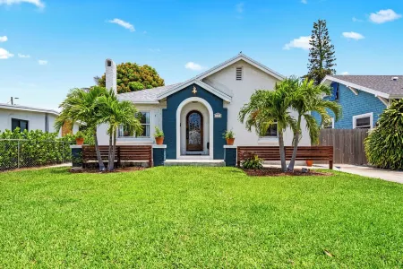 Walk to Antique Row - Family-Friendly West Palm Beach Home Отели рядом с достопримечательностью «Университет Палм Бич Атлантик»