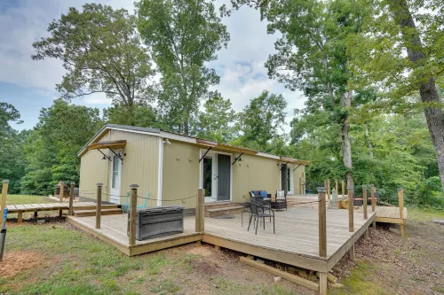 Buchanan Home w/ Deck, 4 Mi to Paris Landing! - 3-Star