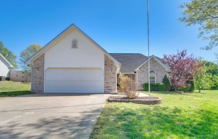 2 Mi to Grand Lake: Grove Home w/ Fenced-in Yard
