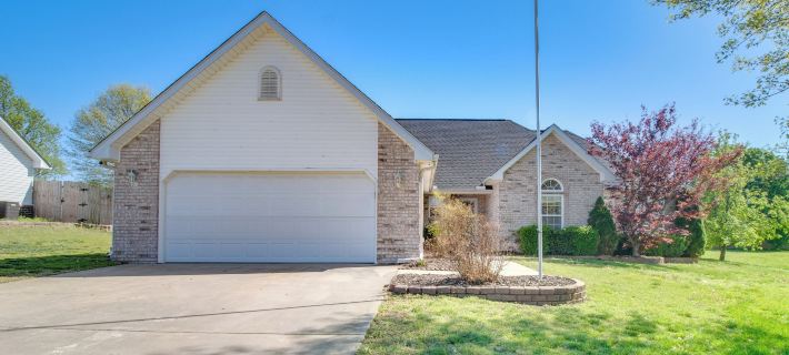 2 Mi to Grand Lake: Grove Home w/ Fenced-in Yard Hotels in Grove