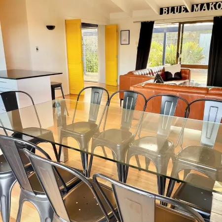 Waiheke Island Oneroa Great location close to wedding venues & village Sleeps 10 Отели рядом с достопримечательностью «Whittaker's Musical Museum»