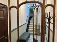 Spacious 4 bedroom townhouse with traditional features and private courtyard クーパーのホテル