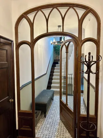 Spacious 4 bedroom townhouse with traditional features and private courtyard Отели в г. Капар