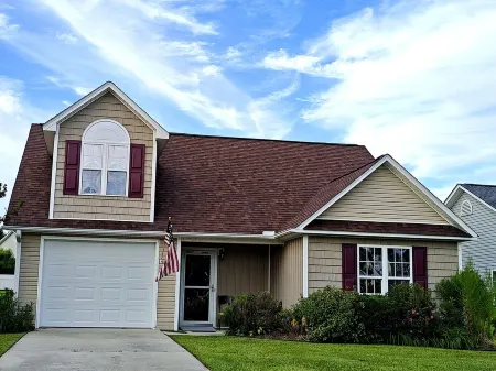 Work, Relax, Explore! 3 Bdrm House with screened in porch in New Bern. Отели в г. Нью-Берн