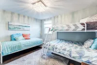 Charming cottage right on the canals of Lake St. Clair!