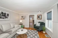 The Covington Cottage Modern 2 Bdr Charmer Hotels in Covington