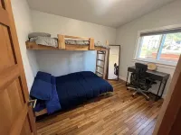 The Octopus Den! Cozy 3bd 2bth sleeps 8!