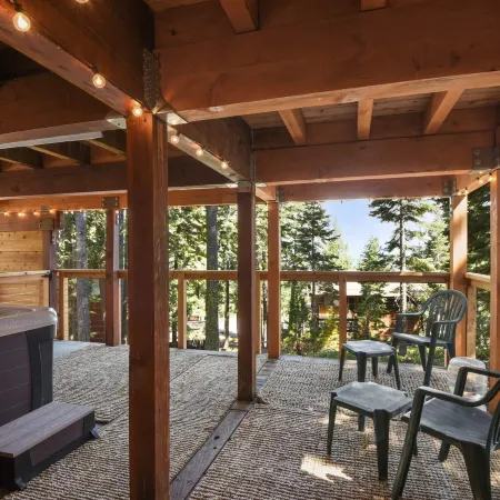 Snowshoe Cabin 3 Decks, BBQ & Hot Tub!