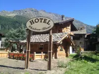 Hotel Chateau Blanc Hotels in La Thuile