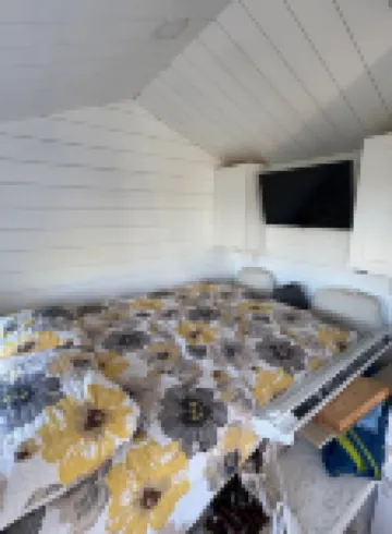 Welcome to the Bee Bus – A Cozy One-of-a-Kind Tiny Home with Mountain Views