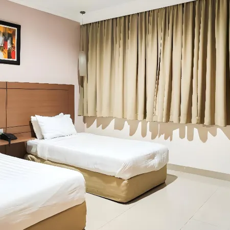 RedDoorz Premium at Hotel Ratu Residence