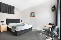 Gateshead Tavern & Motel Hotels in Belmont